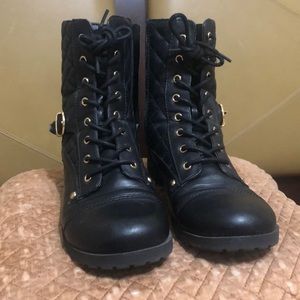 Women size 9 guess boots.